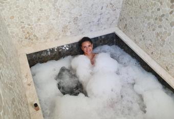 Melagrana Sweet Apartment in centro a Lecce has rooms with a private hot tub