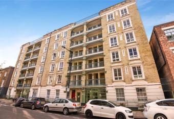 Well located 2 bedroom in Kings Cross (no living room) has Balcony rooms