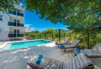 Villa Gold Residence 4 has Balcony rooms