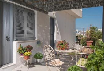 Astera Studio has Balcony rooms