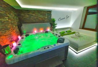-GITE COCOON SPA-JACUZZI-JARDIN-PARKING Priv  -CLIMATISATION has rooms with a private hot tub