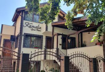 Kamelia guest rooms has Balcony rooms