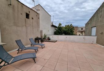 T4- terrasse 50m  , garage, centre-ville has Balcony rooms