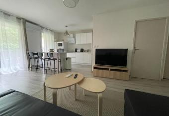 Splendide appartement 3 pi  ces - Parking et Clim has Balcony rooms