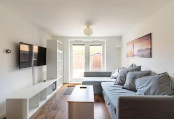 Modern & Stylish 2 Bedroom Apartment! - Ground Floor - FREE Parking for 2 Cars - Netflix - Disney Plus - Sky Sports - Gigabit Internet - Newly decorated - Sleeps up to 5! - Close to Bournemouth Train Station allows 18 year olds to book a room