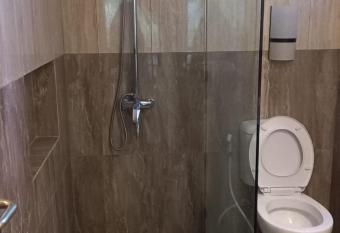 Batu Villa (3 Bed Rooms & just 2 min walk to Jatim Park 1) has rooms with a private hot tub