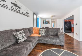 Spacious 3 Beds 2 Bath 10Mins FROM EWR Airport, EASY ACCESS TO NYC, Downtown Newark & 3Mins Walk to BETH ISREAL HOSPITAL has Balcony rooms