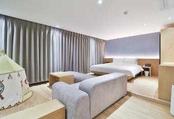 Custom Hotel has rooms with a private hot tub