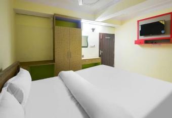 POP Oyo Flagship Moon Light Hotel allows 18 year olds to book a room