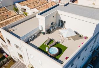 Capriccio di Mare Balestrate allows 18 year olds to book a room