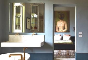 Castle Elvira has rooms with a private hot tub