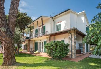 Piombino Apartments - Villa Pari has Balcony rooms