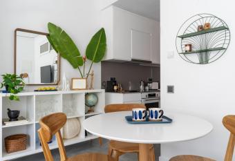 Modern 1 bedroom apt. Free parking. 10 min beach has Balcony rooms