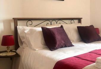 Yoel s house has Balcony rooms