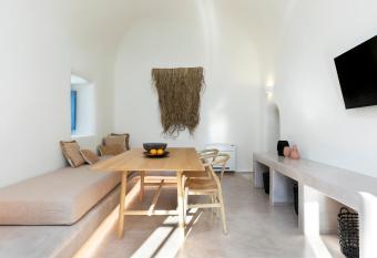 Acave Santorini Suites has rooms with a private hot tub