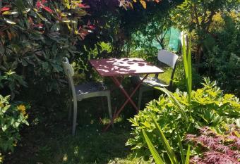 Petit logement dans un   crin de verdure allows 18 year olds to book a room