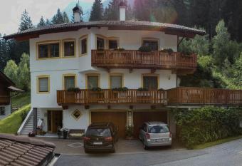 Haus Ferchl has Balcony rooms