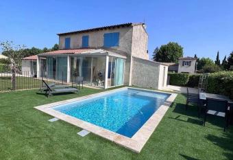 CHEZ GINOU has Balcony rooms