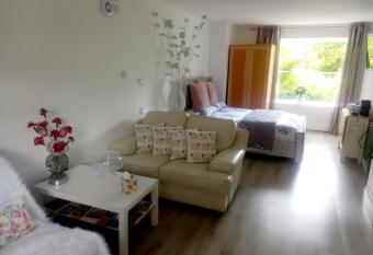 Luxurious Entire Studio in Axminster suitable for has Balcony rooms