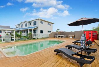 Matakana Motel has rooms with a private hot tub