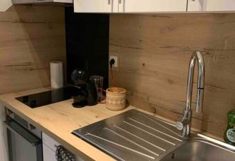 Aubenas plein centre tout pr  s du ch  teau allows 18 year olds to book a room