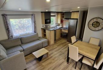 MOBIL HOME XXL 3 chambres avec piscines partag  es dans un camping-club vacances haut de gamme has rooms with a private hot tub