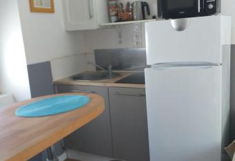 Studio calme et verdoyant allows 18 year olds to book a room