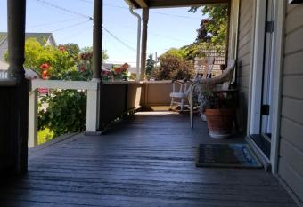 Tiny Food Forest - The Dalles has Balcony rooms
