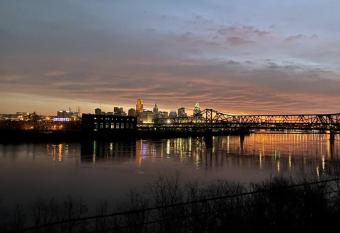 The Riverhaus: Skyline Views, Mins to DT Cincy has Balcony rooms