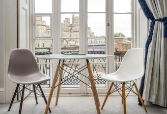 Stunning 1Bd with Castle View allows 18 year olds to book a room