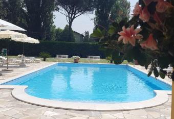 In Tenda in giardino allows 18 year olds to book a room