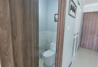 New Kingston condo with Rooftop Pool. allows 18 year olds to book a room