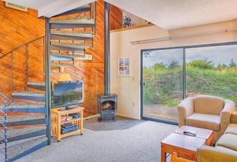 Surfcrest Resort has Balcony rooms