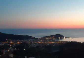 Una terrazza sul golfo allows 18 year olds to book a room