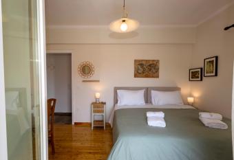 Pausa Verde in Corfu city allows 18 year olds to book a room