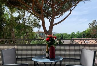 STUDIO SUNSET allows 18 year olds to book a room