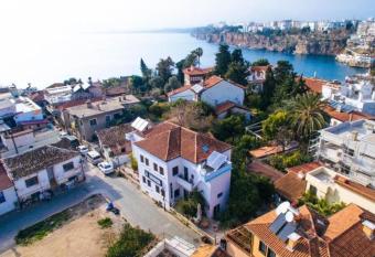 Hadrianus Hotel allows 18 year olds to book a room