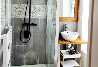 La Dame de Coeur la maison    l or  e de Deauville has rooms with a private hot tub