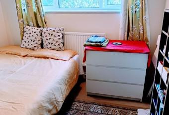 London Double Room with free parking and wifi allows 18 year olds to book a room