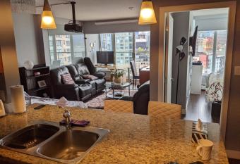 Vancouver Downtown Accommodation has rooms with a private hot tub