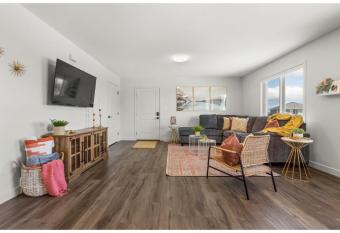 Centre Peak View I Sleep 8 I 50 TV I Full Kitchen allows 18 year olds to book a room