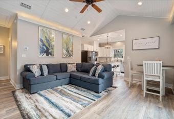 The Hummingbird House - East End Island / Pet Friendly has Balcony rooms