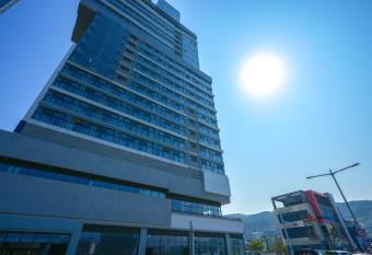 Shiftdoor Residence Hari has Balcony rooms