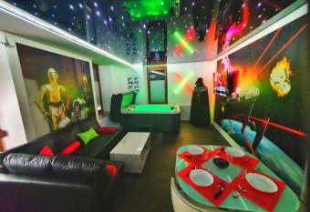 -GALAXY SPA-JACUZZI-INSOLITE-4PERS-Jardin-SPA-CLIM has rooms with a private hot tub