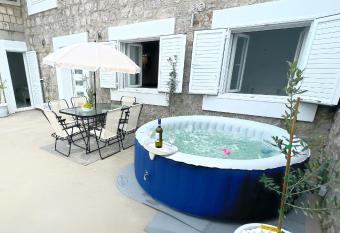 Apartman Laura has rooms with a private hot tub
