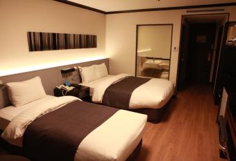 MIRANDA HOTEL has rooms with a private hot tub