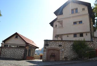 Pensiunea Casa Cranta allows 18 year olds to book a room