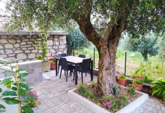 Casa degli Ulivi con parcheggio privato has Balcony rooms