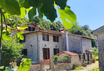 Cara House Tuscany has Balcony rooms