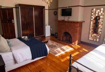 74 on retief Guesthouse has rooms with a private hot tub